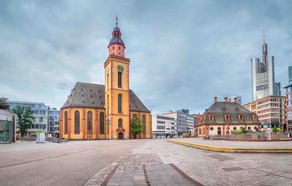 Kirche mit Uhrenturm in der Mitte eines Stadtplatzes